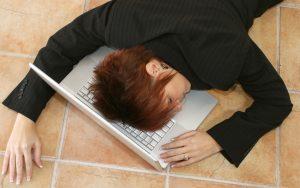 femme allongé sur son travail qui subit une baisse de productivité